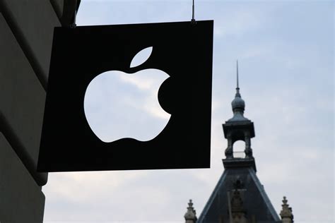 Apple becomes the first publicly traded company valued at $3 trillion